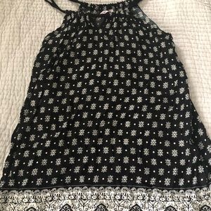 Women’s small soft cotton summer top in black and white! Sufer line brand